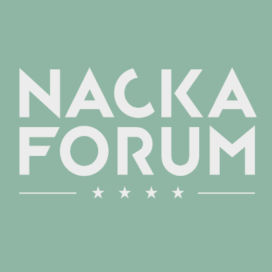 Nacka Forums logotype i grå färg mot grön bakgrund